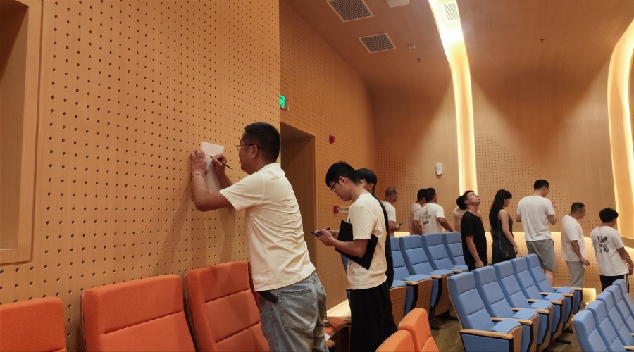 深圳坪山實驗學校GRG報告廳穿孔板工程案例 深圳坪山實驗學校GRG報告廳穿孔板工程案例